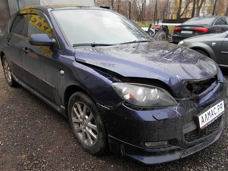 Поврежденные капот, бампер и крыло Mazda 3